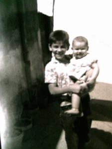 MAX ALZERAH 1070 moi max en tenant mon cousin serge tapieremane a eckmul oran